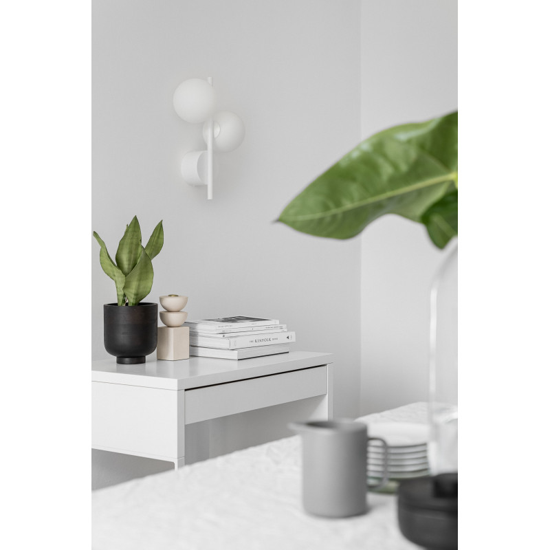 White DIPLO wall lamp A modern wall lamp with glass shades UMMO