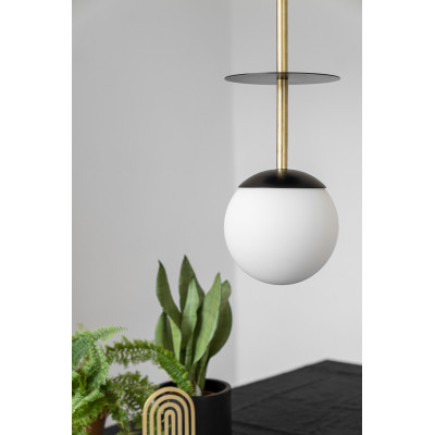 Sufitowa lampa wisząca PLAAT BRASS biały klosz, rurki z mosiądzu i czarne mocowanie UMMO