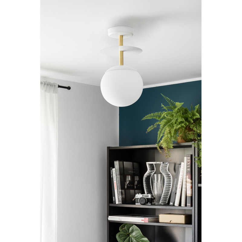 White ceiling lamp PLAAT B white ceiling with disk, glass shade and brass detail UMMO