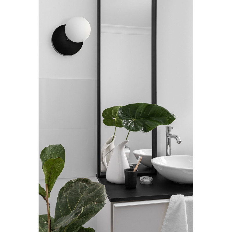 Decorative black wall lamp REFA A black wall lamp UMMO