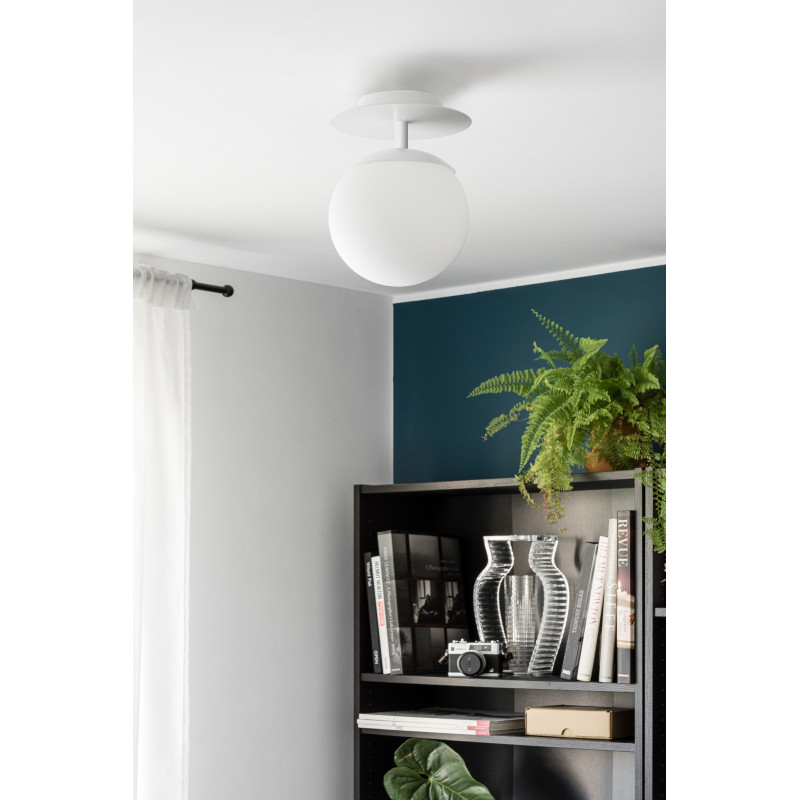 White wall lamp PLAAT C white sconce with disk and glass shade UMMO