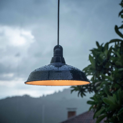 EIVA Outdoor Harbour Czarna zewnętrzna lampa wisząca z silikonową rozetą sufitową i oprawką wodoodporną IP65 Creative-Cables
