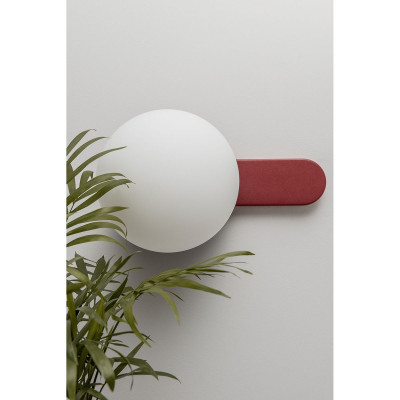 Lampa ścienna kinkiet KUUL D burgundowe mocowanie ścienne z białą szklaną kulą UMMO