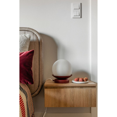 Table lamp KUUL ST burgundy standing lamp with a white glass ball UMMO