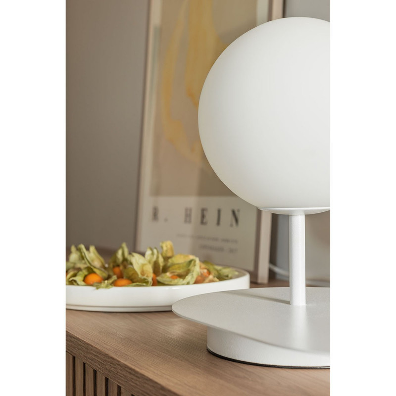 Biała lampa na stolik z półką HANEA ST ze szklanym kloszem UMMO