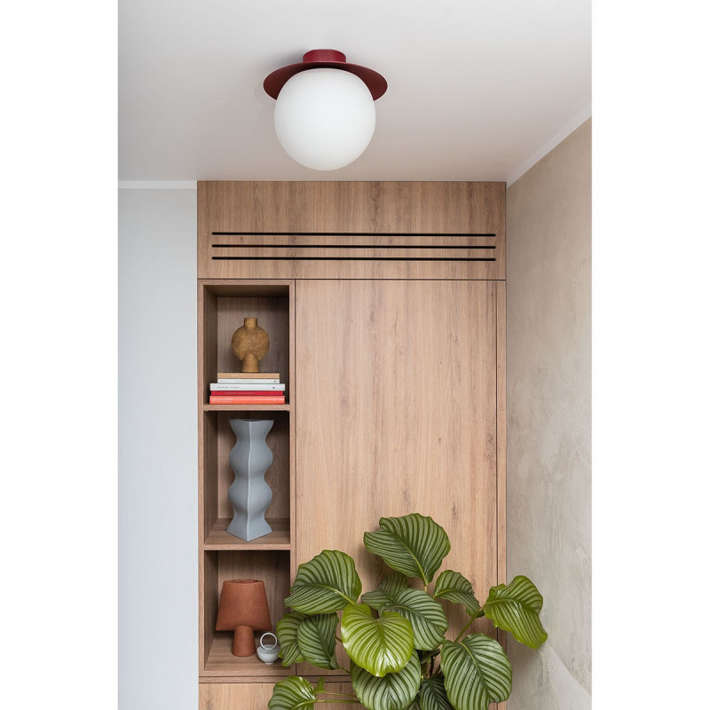 Lampa sufitowa plafon KUUL C burgundowe mocowanie i biała szklana kula UMMO