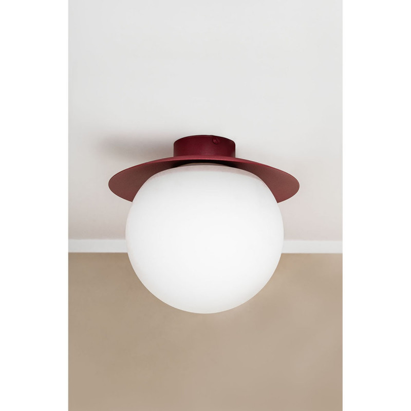 Lampa sufitowa plafon KUUL C burgundowe mocowanie i biała szklana kula UMMO
