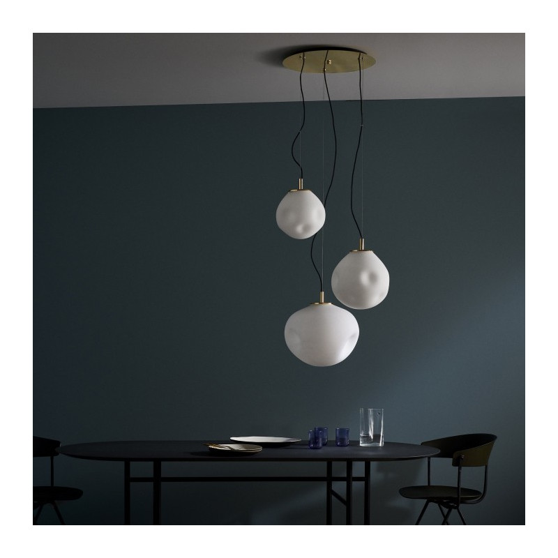 Plafond CLOE 3 with three opal diffusers on a golden suspension KASPA