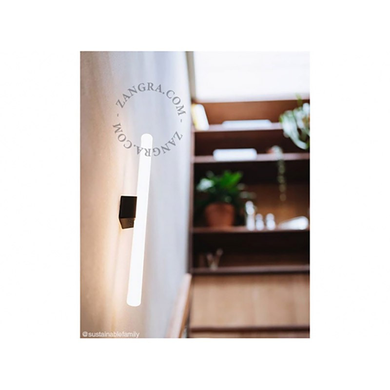 Lampa ścienna S14d z mleczną liniową żarówką 50cm czarna Zangra