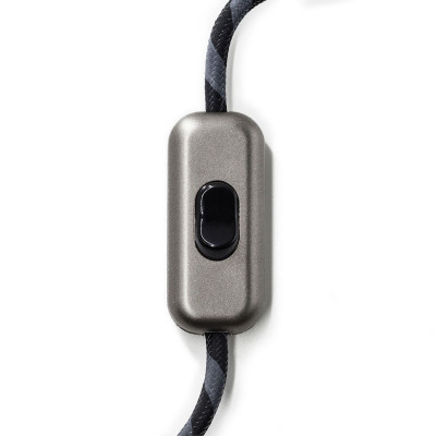 Srebrny jednobiegunowy włącznik światła z czarnym przełącznikiem Creative-Cables