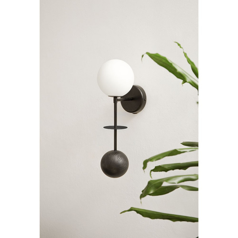 Lampa ścienna OIO B czarna z dekoracyjną drewnianą kulą UMMO