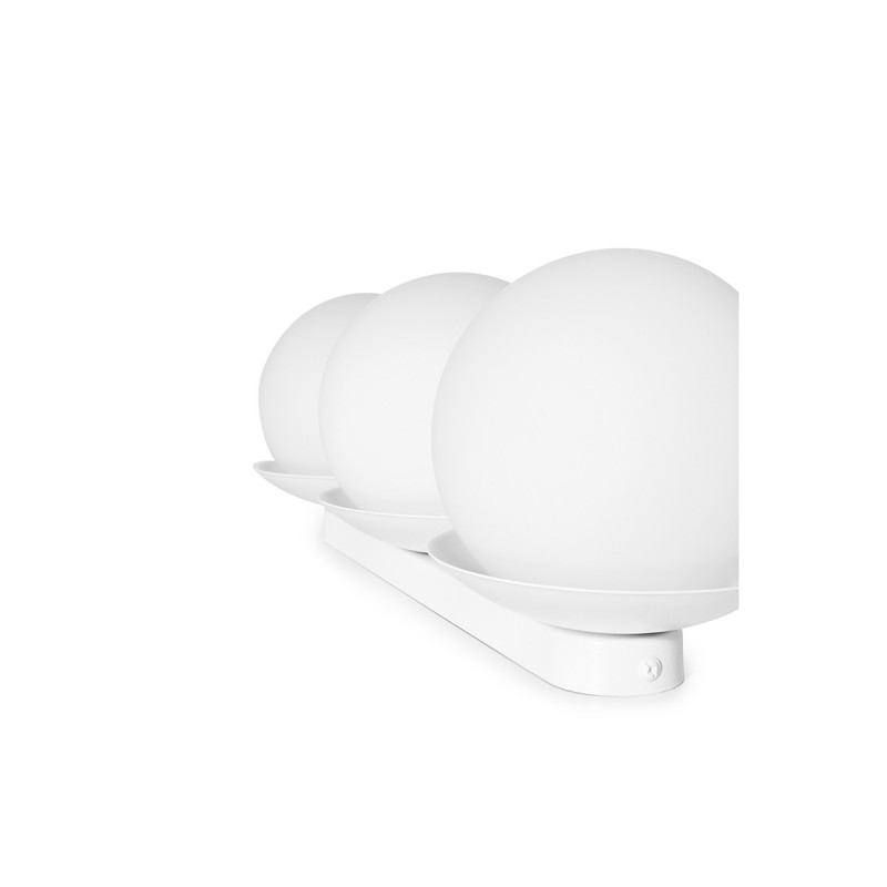 Potrójna lampa sufitowa KUUL B biała listwa i białe szklane kule plafon z podwyższoną szczelnością IP44 UMMO