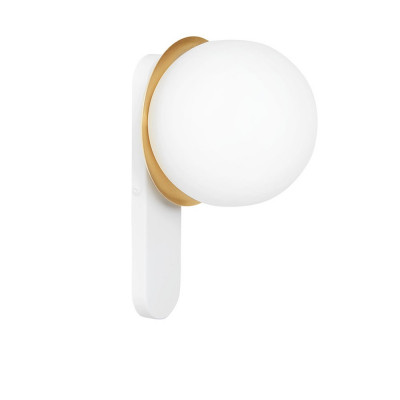 Lampa ścienna kinkiet KUUL D z mosiężnym detalem białe mocowanie ścienne z białą szklaną kulą UMMO