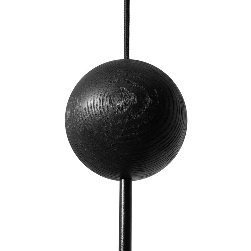Podwójna lampa wisząca OIO A2 czarna z drewnianą kulą i dekoracyjnym mosiężnym elementem UMMO