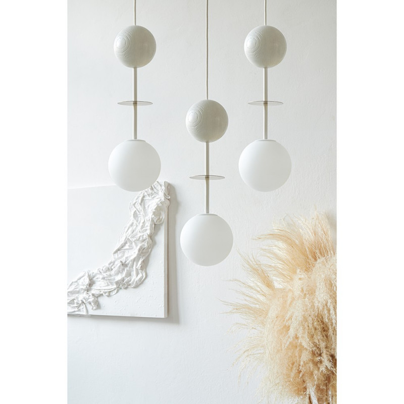 Triple hanging lamp OIO A 3P white plafond with a wooden ball and a decorative element UMMO
