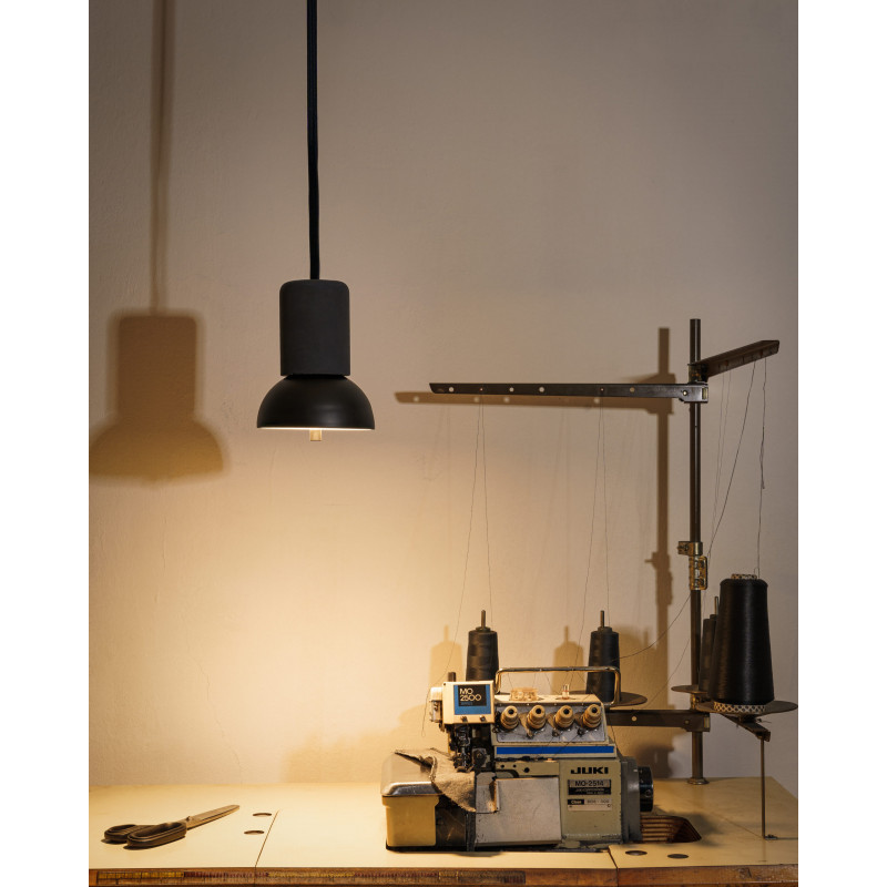 Betonowa lampa wisząca Giro z metalowym kloszem Black Jet Black LOFTLIGHT