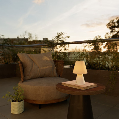 Wireless lamp Cabless11 with a Drop bulb and lampshade finish white Creative-Cables