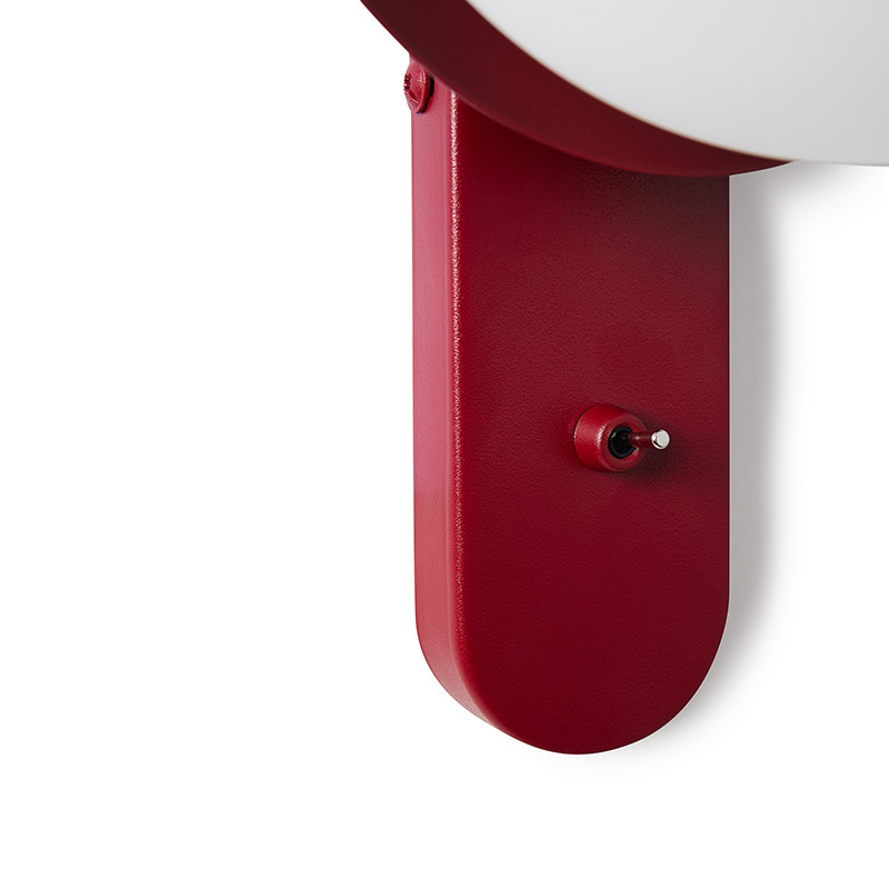 Lampa ścienna KUUL D1 burgundowy kinkiet z włącznikiem i białą szklaną kulą UMMO 24h
