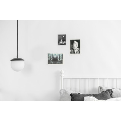 Sufitowa lampa wisząca KUUL F czarne mocowanie i biała mała szklana kula z podwyższoną szczelnością IP44 UMMO 24h