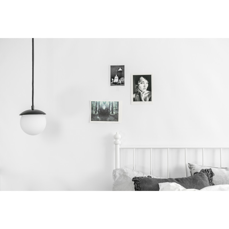 Sufitowa lampa wisząca KUUL F czarne mocowanie i biała mała szklana kula z podwyższoną szczelnością IP44 UMMO 24h