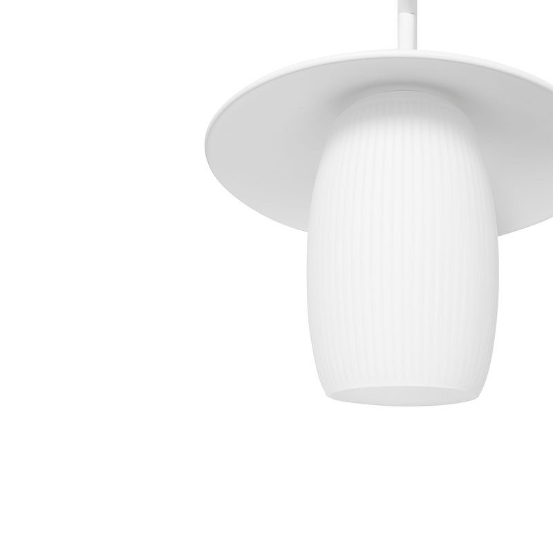 Biała lampa ścienna JINGU B z mlecznym ryflowanym kloszem UMMO