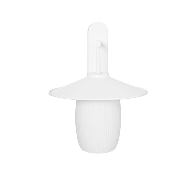 Biała lampa ścienna JINGU B z mlecznym ryflowanym kloszem UMMO