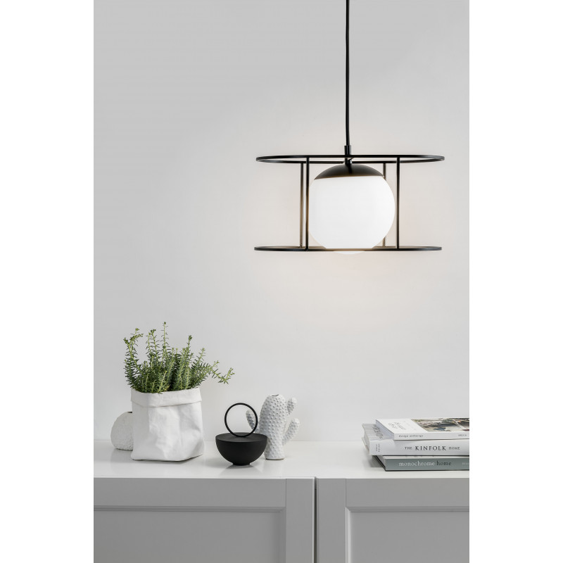 Sufitowa lampa wisząca KUGLO B czarny stelaż i biała szklana kula UMMO