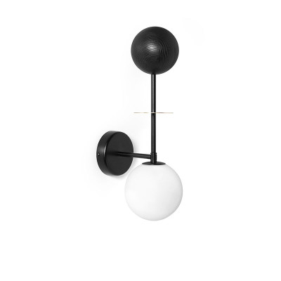 Lampa ścienna OIO B czarna z drewnianą kulą i dekoracyjnym mosiężnym elementem UMMO