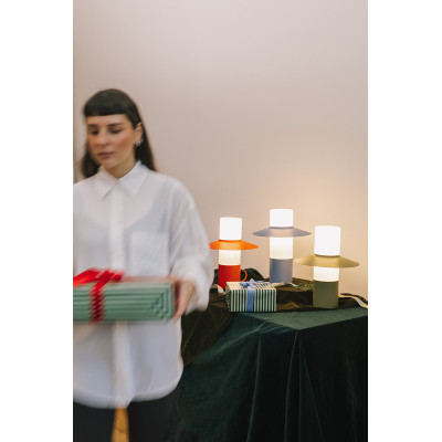 Czerwonopomarańczowa lampa stołowa CAPONIO ST z mlecznym kloszem UMMO