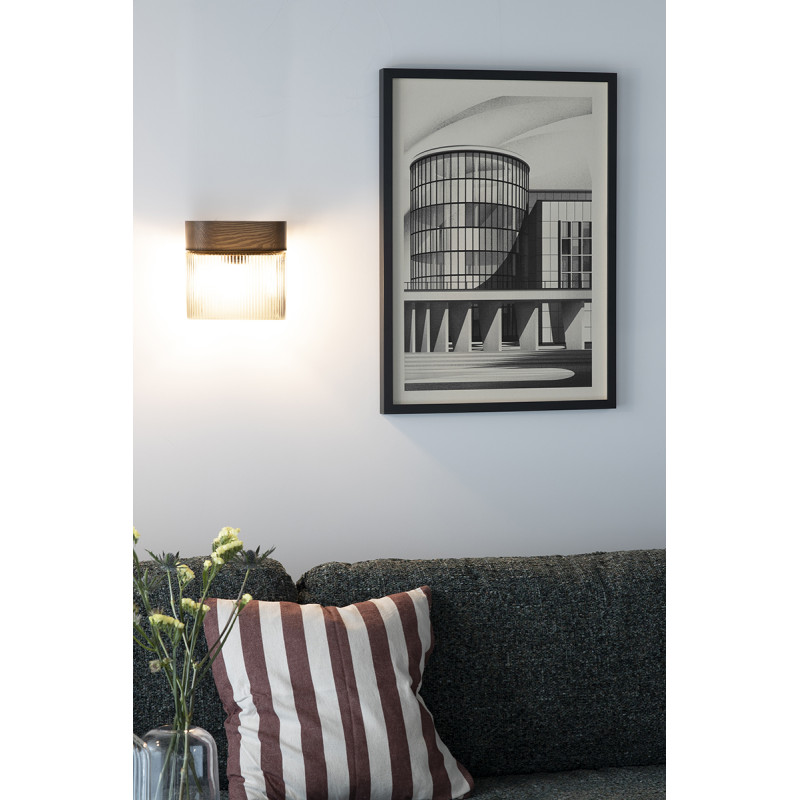Black FLUMINA W A wall lamp with a grooved lampshade and a wooden base UMMO
