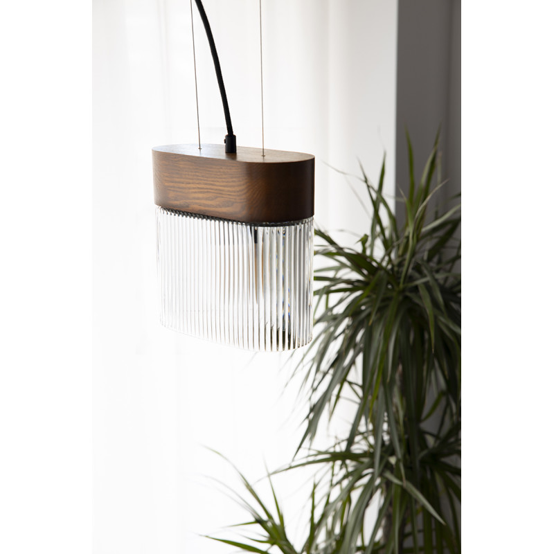 Orzechowa lampa wisząca FLUMINA A z ryflowanym kloszem i drewnianą podstawą UMMO