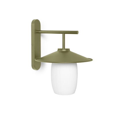 Oliwkowa lampa ścienna JINGU B z mlecznym ryflowanym kloszem UMMO