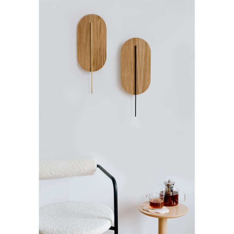 Drewniana lampa ścienna ROKKE WOOD z czarnym ozdobnym elementem UMMO