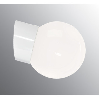 Biała lampa ścienna Classic Globe 150 E27, max 75W, porcelanowa oprawa IP20 z mlecznym  kloszem Ifö Electric