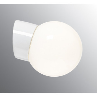 Biała lampa ścienna Classic Globe 150 LED 8W 3000K 800lm porcelanowa oprawa IP20 z mlecznym kloszem Ifö Electric