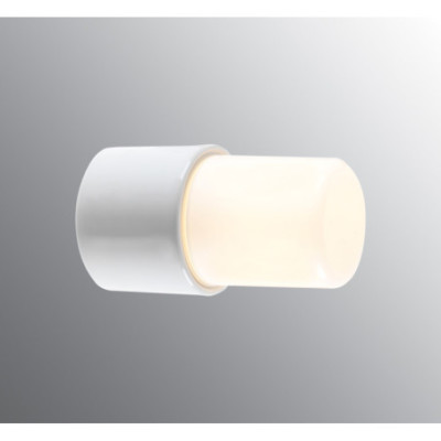 Biała lampa sufitowa, ścienna Light On E27,maks. 60W, porcelanowa oprawa IP44 z mlecznym kloszem Ifö Electric