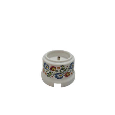 Ceramiczne natynkowe gniazdo French z bolcem uziemiającym  białe ze zdobieniem łowickim Antica Folk Alkri