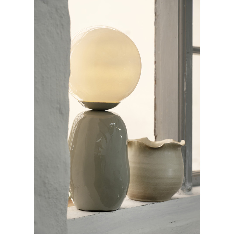 Lampa stołowa Enamel szara z mlecznym szklanym kloszem Madam Stoltz