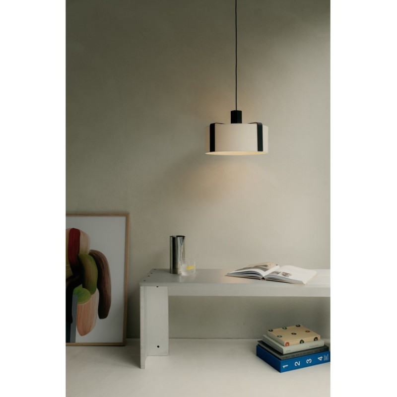 Czarna lampa wisząca Okolo 35 z białym tekstylnym abażurem Grupa Products