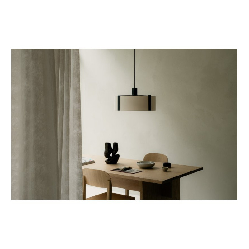 Czarna lampa wisząca Okolo 47 z białym tekstylnym abażurem Grupa Products