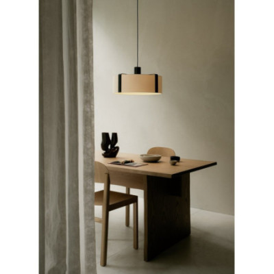 Czarna lampa wisząca Okolo 47 z białym tekstylnym abażurem Grupa Products