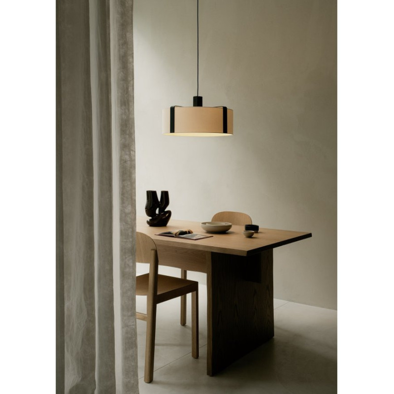Czarna lampa wisząca Okolo 47 z białym tekstylnym abażurem Grupa Products