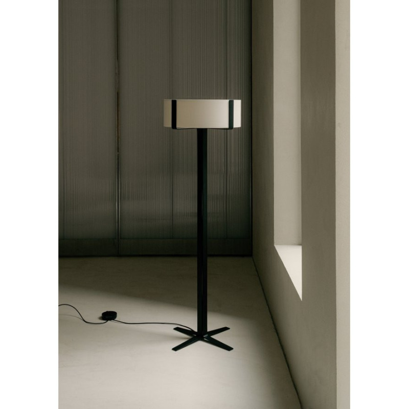 Biała lampa podłogowa Okolo z białym tekstylnym abażurem Grupa Products