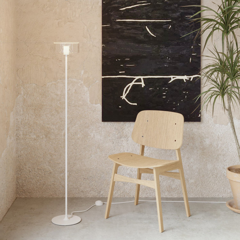 Biała lampa podlogowa MAG-Y z przezroczystą żarówką Ghost G02 Creative-Cables