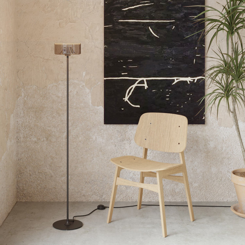 Czarna lampa podlogowa MAG-Y ze zdymioną żarówką Ghost G12 Creative-Cables