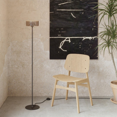 Czarna lampa podlogowa MAG-Y ze zdymioną żarówką Ghost G12 Creative-Cables