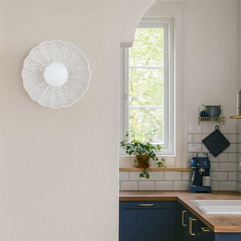 Biały ceramiczny kinkiet BOLL w kształcie muszli z mlecznym kloszem Argon x Bolesławiec