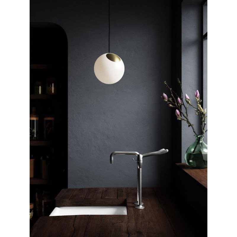 BRIGHT SPOT Brass pendant light with black cable – Nordic Tales